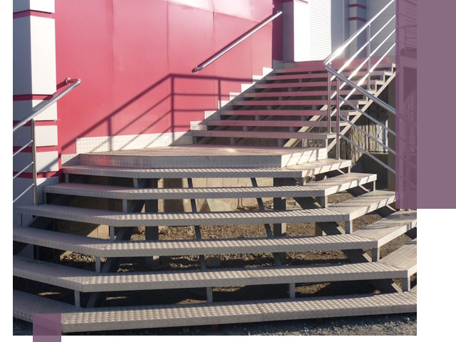 Лестницы для магазина в Североуральске — изготовление и монтаж