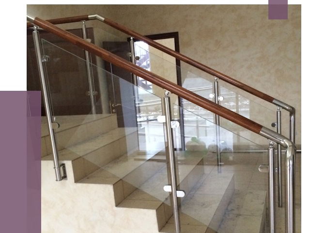 Комбинированные перила из металла и дерева в Североуральске