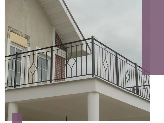 Изготовление балконных ограждений в Североуральске из металла и стекла