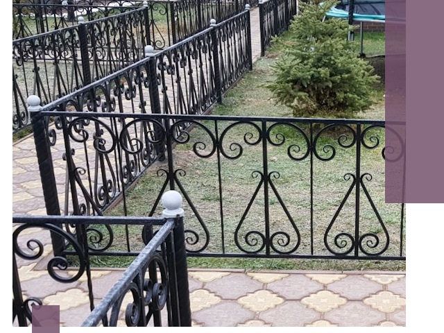 Кованые газонные ограждения под ключ в Североуральске
